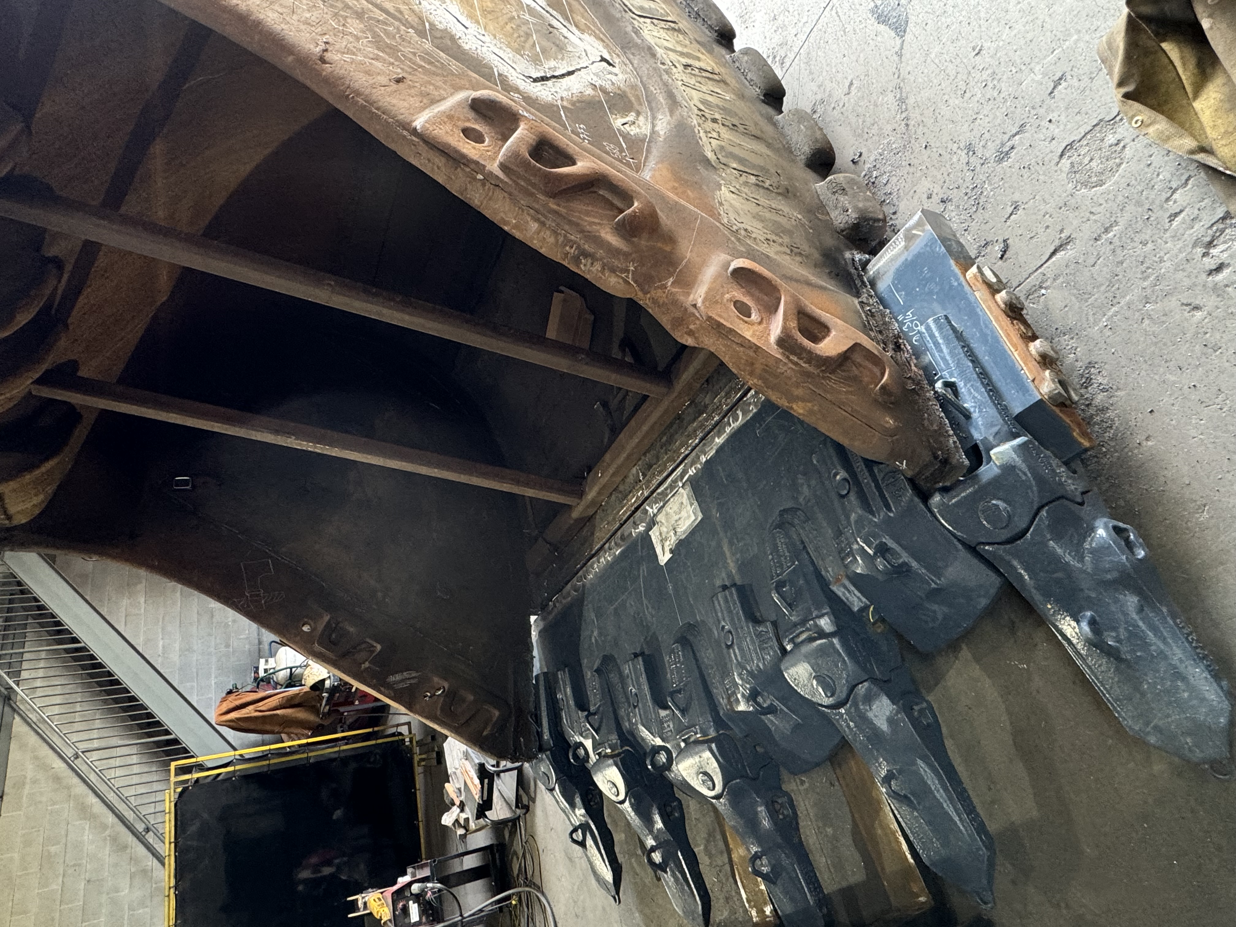 <p>Komatsu PC 2000 Bucket Rebuild Project</p>